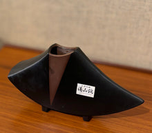 Load image into Gallery viewer, Black and tan modernist Japanese Ikebana vessel
