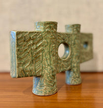 Load image into Gallery viewer, Modernist green Japanese Ikebana vessel with double circular openings