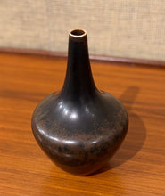 Load image into Gallery viewer, NSQ vase by Gunnar Nylund for Rörstrand